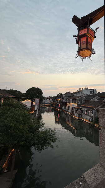 Tongli al atardecer: Una aventura en un pueblo acuático iluminado por faroles Tongli al atardecer: Una aventura en un pueblo acuático iluminado por faroles video poster