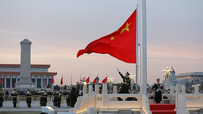 Impresionante izamiento de bandera en la Plaza Tiananmen por el 76º Día Nacional de China video poster