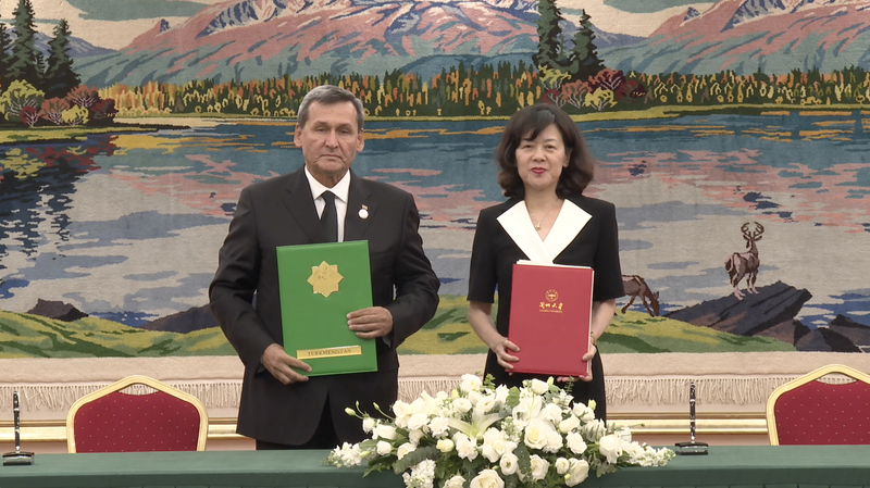 China y Turkmenistán firman acuerdos para fortalecer lazos bilaterales video poster