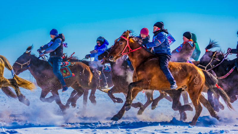 Aventura en Xinjiang en tren: Polvo, turbinas eólicas y nieve 🏔️