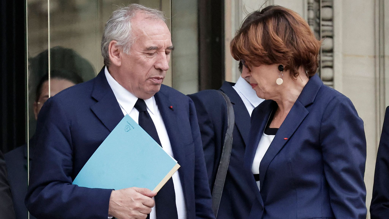 El Parlamento francés destituye al primer ministro en una votación histórica