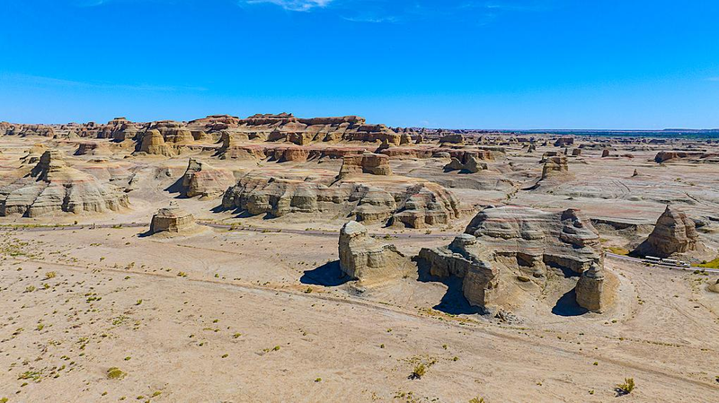 Descubre_el_majestuoso_paisaje_de_Yardang_en_Xinjiang_desde_la_Plataforma_Qijian video poster