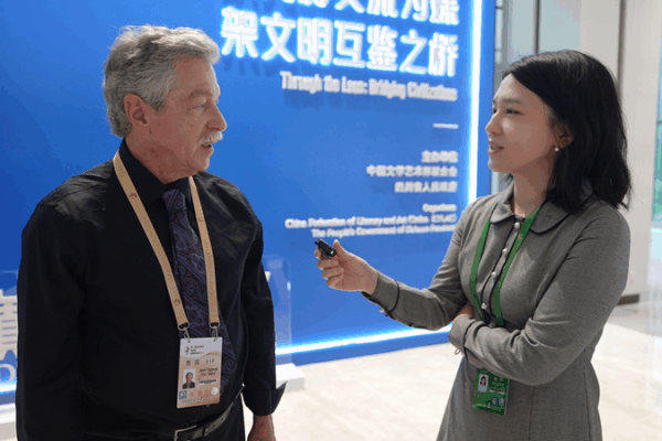 El_experto_en_efectos_visuales_Joel_Hynek_celebra_la_diversidad_cultural_en_los_Golden_Panda_Awards video poster