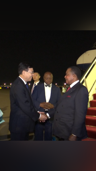 El presidente del Congo llega a Pekín para la conmemoración del 80° Día de la Victoria video poster