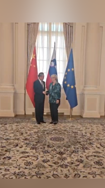 Presidente de Eslovenia se reúne con canciller chino y elogia el papel multilateral de China video poster