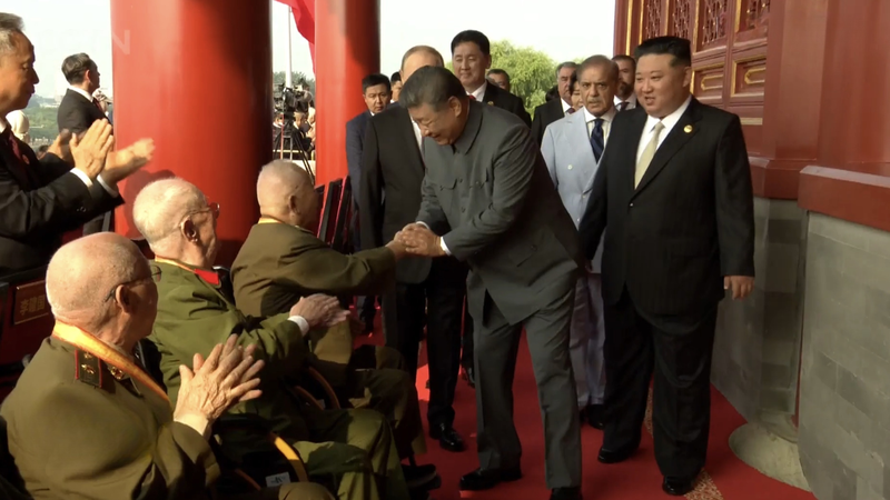 Xi Jinping saluda a los veteranos en el Rostrón de Tian'anmen antes del 80 aniversario video poster