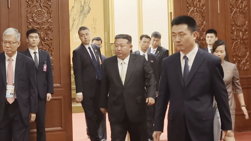 Kim Jong Un se reúne con Xi Jinping en el Gran Salón de Beijing video poster