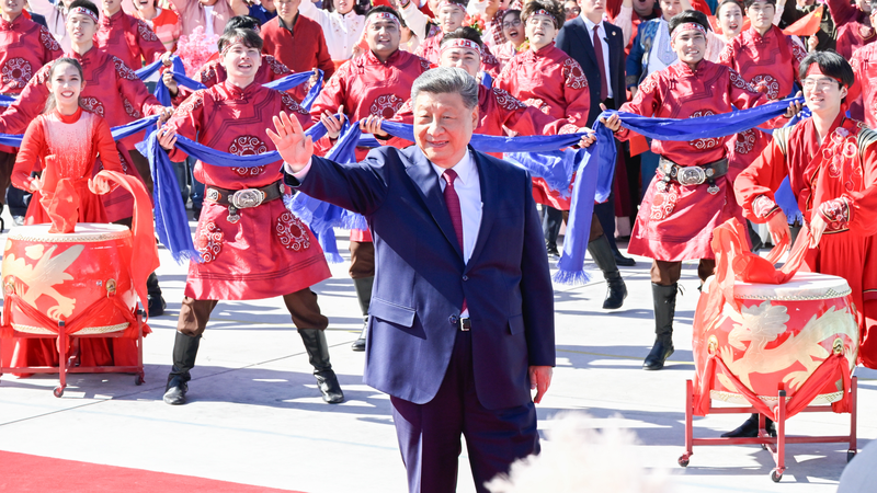 Xi Jinping se despide de Xinjiang tras celebraciones del 70º aniversario video poster