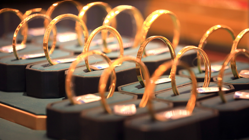 El oro alcanza un máximo histórico debido a apuestas por recortes de tasas de la Fed y caída del dólar