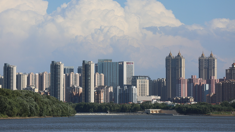 Paseando por el río Hunhe de Shenyang: Un oasis urbano verde video poster
