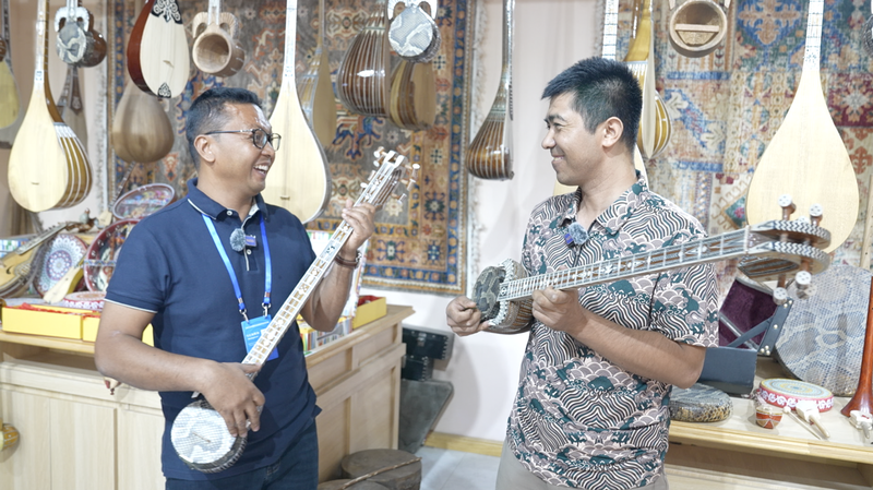 La aldea de instrumentos folclóricos de Xinjiang inspira a legisladores internacionales video poster