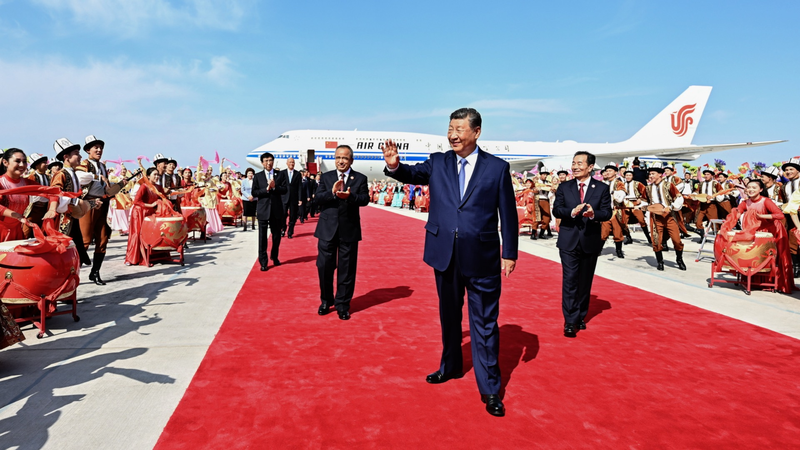 Xi Jinping llega a Urumqi para el 70º aniversario de Xinjiang 🎉 video poster
