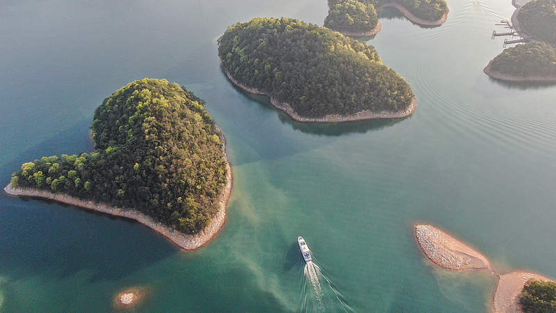Serenidad en el Mar Occidental de la Montaña Lushan: Lago, Islas y Relajación 🌊 video poster