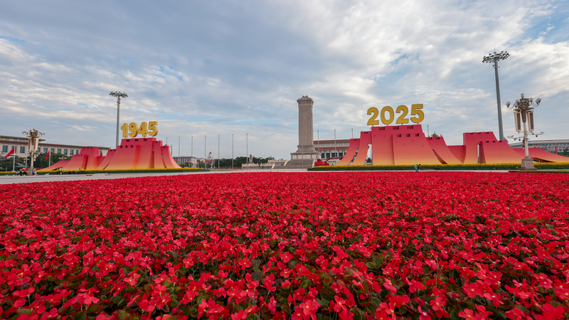 Xi Jinping en el estrado de Tian'anmen para la conmemoración del Día de la Victoria