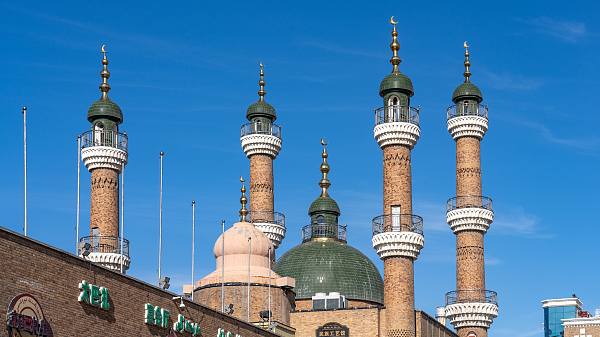 Nuevas monedas de oro y plata conmemoran el 70.º aniversario de la región Uygur de Xinjiang