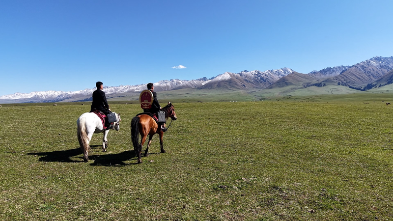 Las Estepas de Narat en Xinjiang: De la Adversidad a Juzgados Móviles video poster