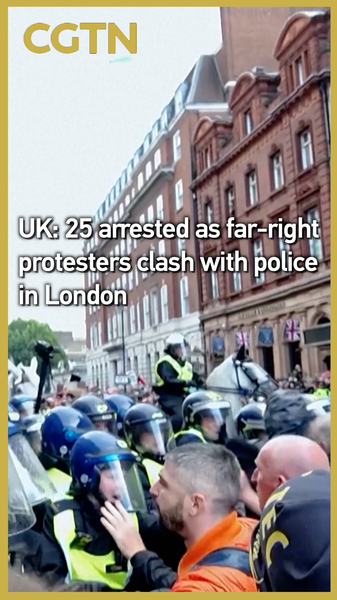 25 arrestados mientras manifestantes de extrema derecha se enfrentan con la policía en Londres video poster