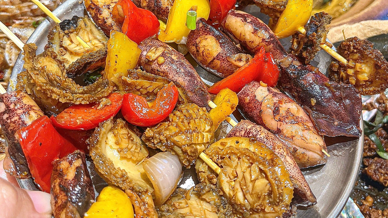 Mercado_Nocturno_de_Xincun_en_Hainan__Una_Fiesta_de_Comida_Callejera