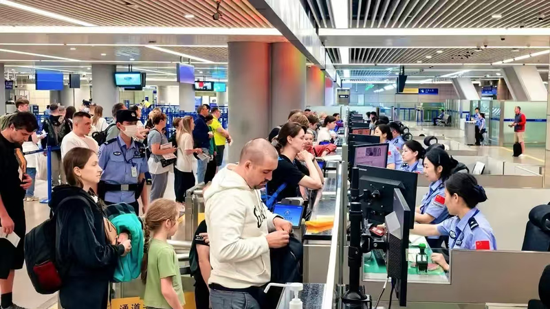 El continente chino lanza la visa K para atraer a jóvenes científicos video poster