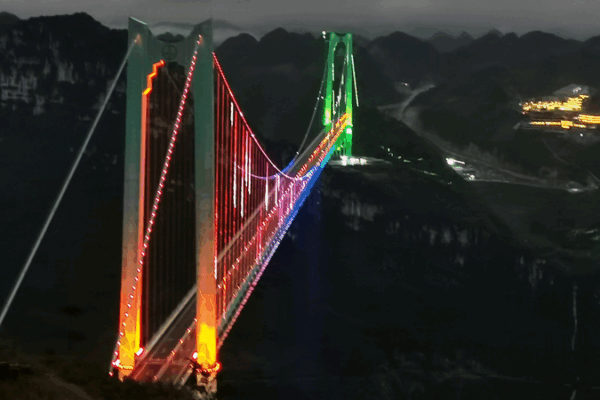 El puente del Cañón Huajiang en Guizhou deslumbra con luces nocturnas dinámicas