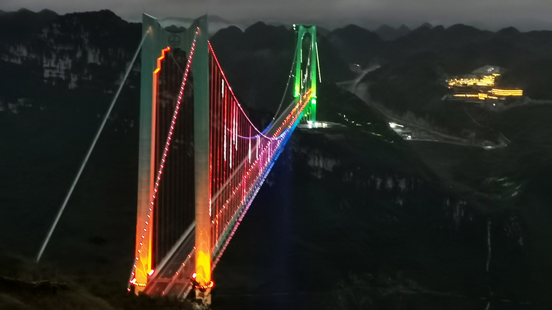El puente del Cañón Huajiang en Guizhou deslumbra con luces nocturnas dinámicas