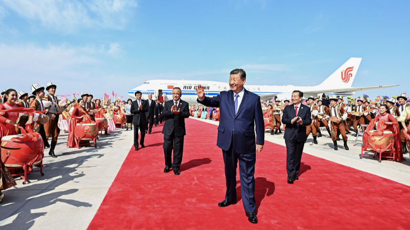 Xi Jinping llega a Urumqi para la celebración del 70 aniversario de Xinjiang
