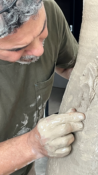 Artista iraquí fusiona IA e impresión 3D con la herencia cerámica de Jingdezhen video poster