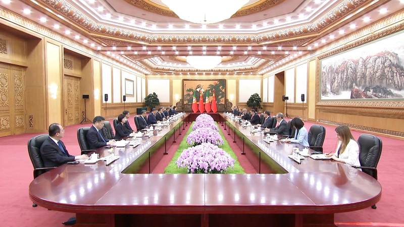 China y Portugal forjan lazos energéticos y financieros de respeto mutuo video poster