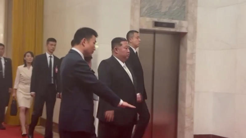 Kim Jong Un se reúne con Xi Jinping en el Gran Salón del Pueblo de Beijing video poster