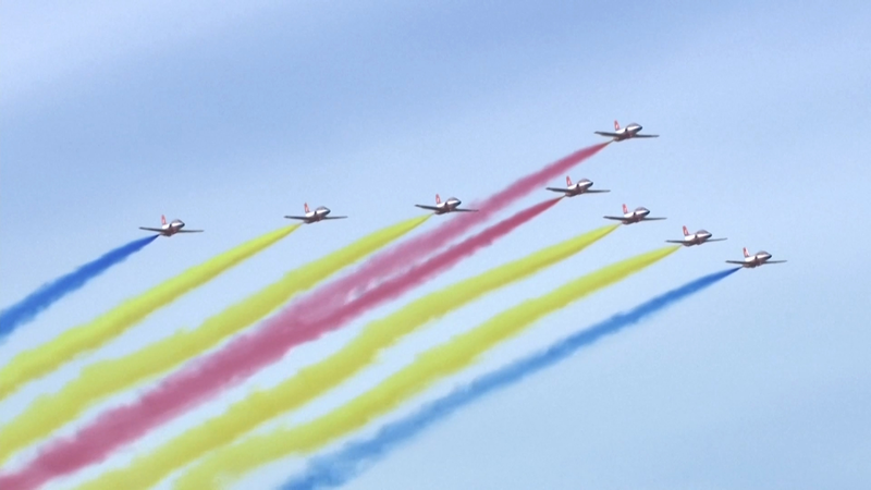 Los equipos acrobáticos de la Fuerza Aérea del EPL deslumbran en el Show Aéreo de Changchun video poster