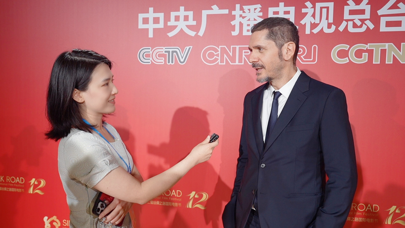 El director italiano Mainetti une culturas a través del cine video poster