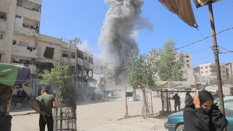 La ofensiva terrestre de Israel: 'Gaza está ardiendo' mientras 48,000 palestinos huyen video poster