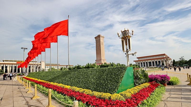 Xi Jinping honra a los héroes en el Día de los Mártires en la Plaza de Tian'anmen
