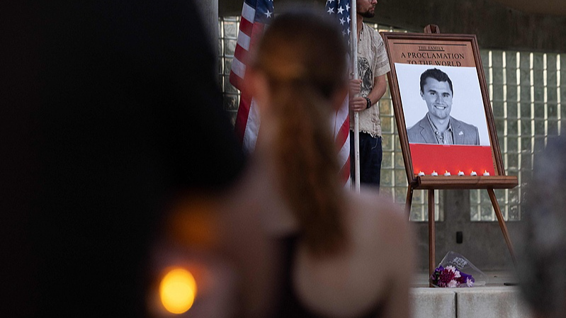 Charlie Kirk: Quién Fue y Lo Que Sabemos Sobre el Tiroteo en el Campus de Utah