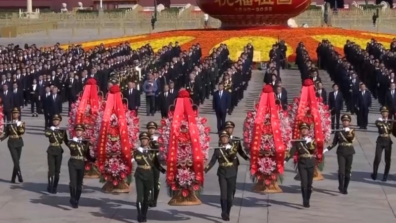 Xi Jinping honra a los héroes en el Día de los Mártires video poster