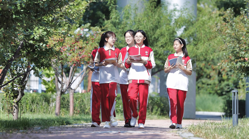 Peng Liyuan insta a empoderar a las mujeres a través de la educación científica