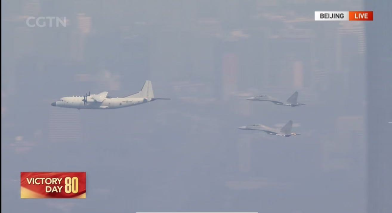 Escuadrones de aviones deslumbran sobre la Plaza Tian'anmen en el desfile del Día de la Victoria