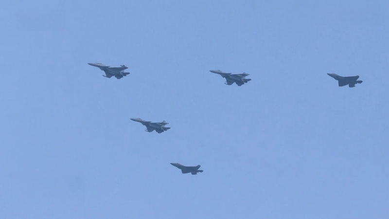 El caza furtivo J-35 debuta en el desfile del Día V en China video poster