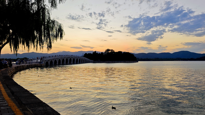 Resplandor dorado del atardecer en el Palacio de Verano de Pekín