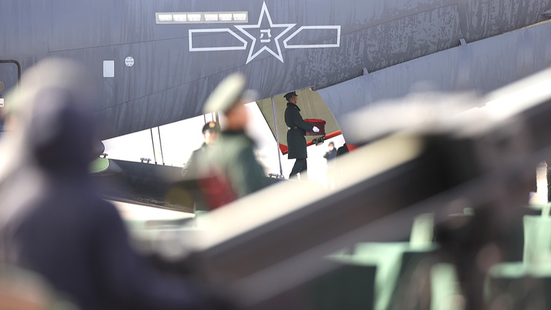 China repatria restos de 30 mártires de los CPV desde ROK en la 12.ª entrega video poster