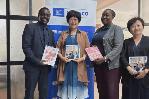 El manual Ai Xiaoya de China empodera la educación en salud de las niñas africanas video poster