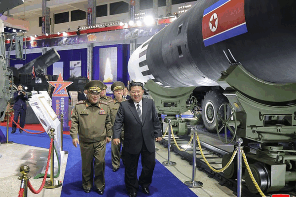 El líder de la RPDC llama a fortalecer las capacidades militares ante preocupaciones de seguridad