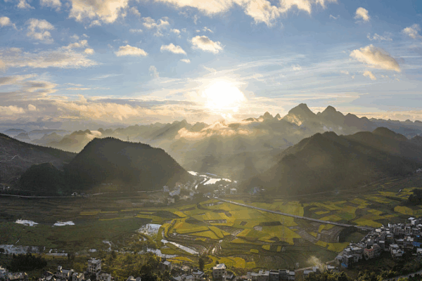 Descubre Wanfenglin: El impresionante bosque kárstico de China video poster