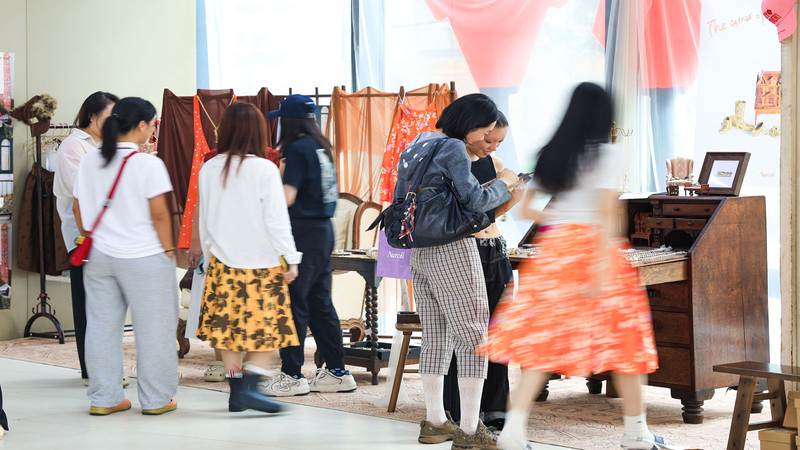 Jóvenes diseñadores brillan en el fin de semana de la moda de Shanghái video poster