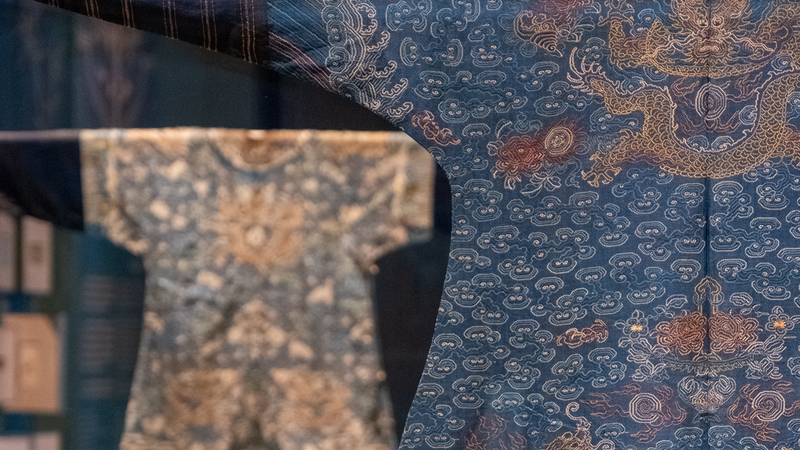 Hilos de Seda de Solidaridad: El Arte de las Mujeres Une a Través de la Historia