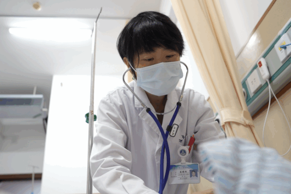 La Dra. Yuan Jingwei lanza la primera unidad cardíaca de Liberia