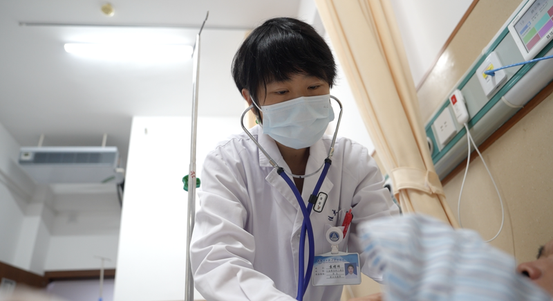 La Dra. Yuan Jingwei lanza la primera unidad cardíaca de Liberia