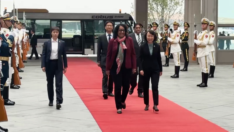La Primera Ministra de Sri Lanka llega a Pekín para la Reunión de Líderes Globales sobre Mujeres video poster
