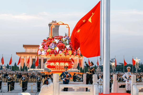 Conmemoración emocional con izamiento de bandera marca el 76° aniversario de China en Tiananmen