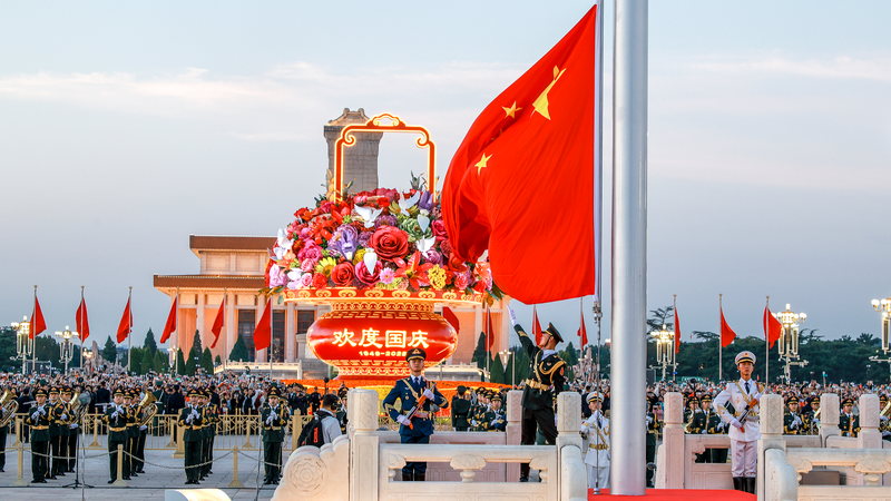 Conmemoración emocional con izamiento de bandera marca el 76° aniversario de China en Tiananmen